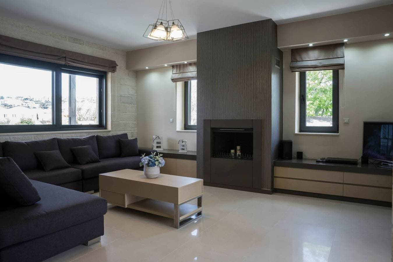 Foto 3 von 32: Villa 200m to Beach & Amenities w/Pool, Sauna, BBQ