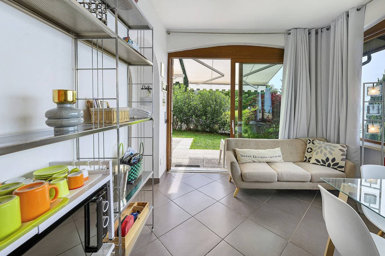 Foto 7 von 25: Ferienwohnung "Residenz La Mignon Oleandri" mit Blick auf den See, Bergblick und Garten