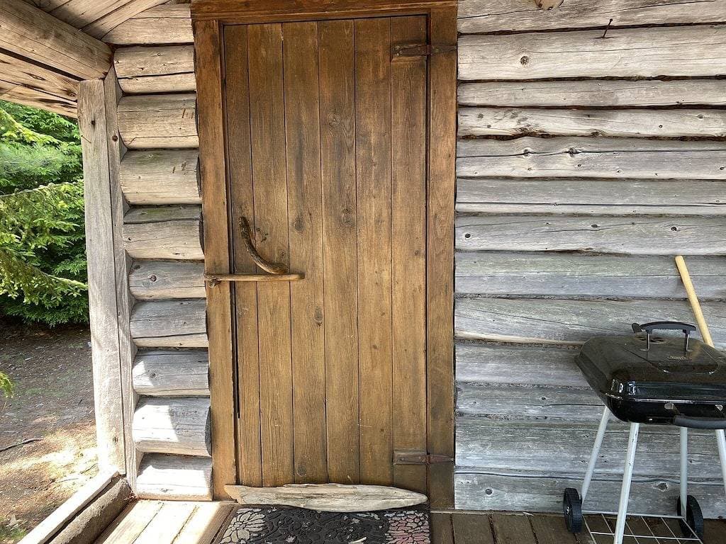 Foto 3 von 25: Gehen Sie zu dieser einsamen Hütte am See in Downeast Maine