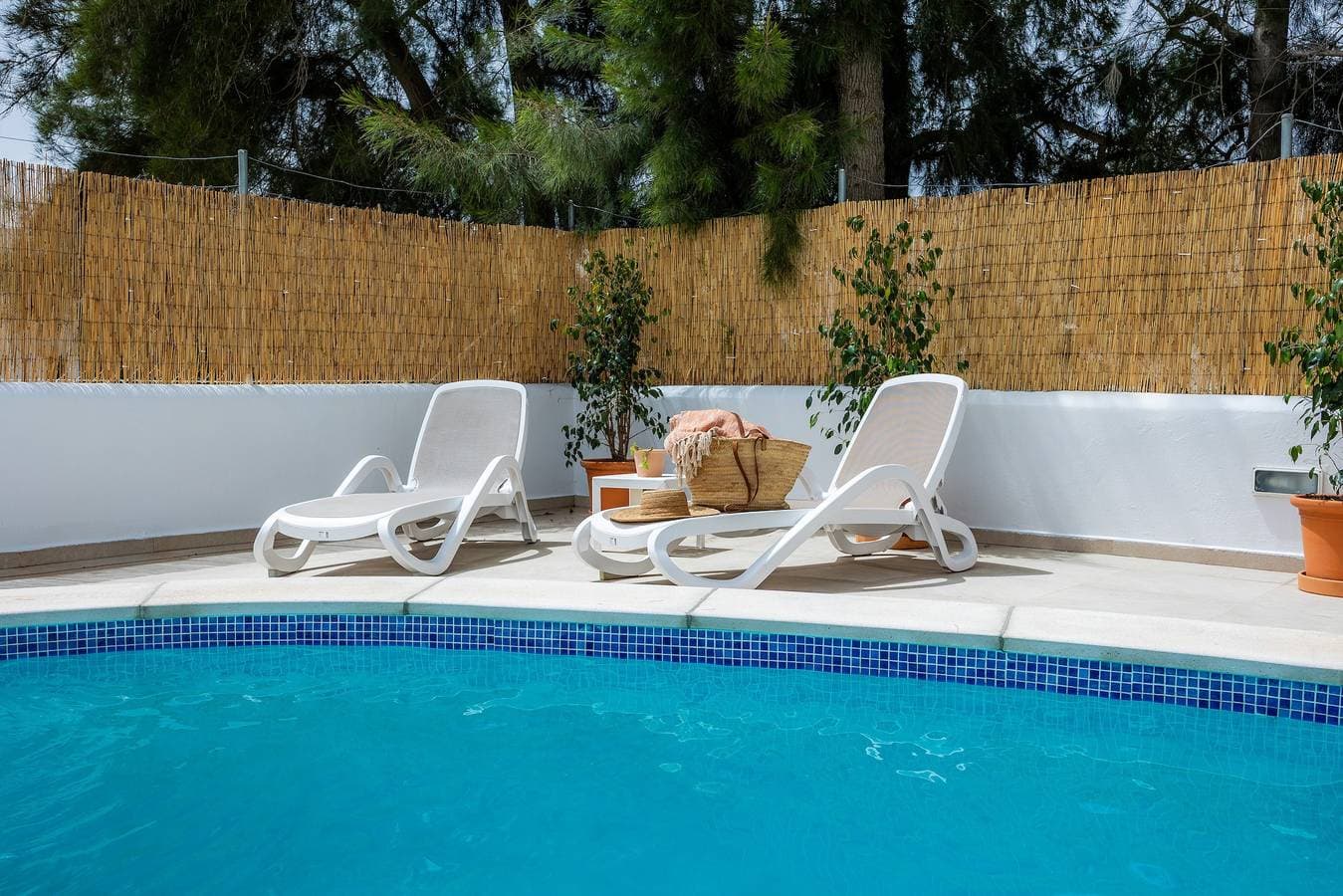 Foto 3 von 28: Ferienwohnung 'White Suites 3' mit Gemeinschaftspool, WLAN und Klimaanlage