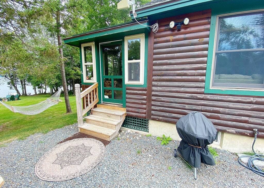 Foto 5 von 31: Niboban Cabin 5 right on Rangeley Lake with a screened porch, fire pit, hammock, WiFi and dock!