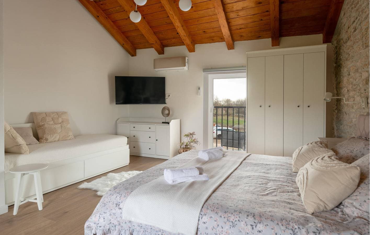 Foto 12 von 24: Gemütliche 100 m² große Ferienwohnung mit Pool, Terrasse und WLAN in der Nähe von Kanfanar