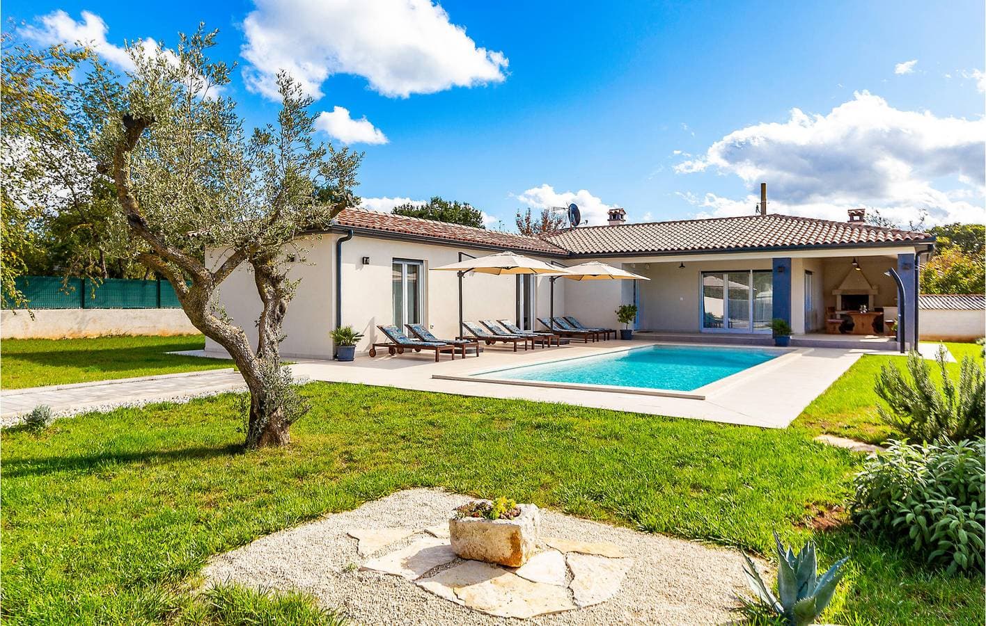 Foto 8 von 46: Geräumige 150 m² große Wohnung mit Pool, Terrasse und WLAN