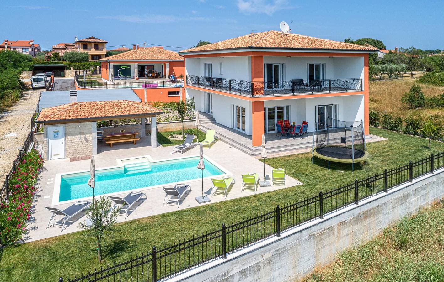 Modernes 2-Zimmer-Apartment mit Pool, WLAN und Parkplatz in der Nähe von Montrin 1