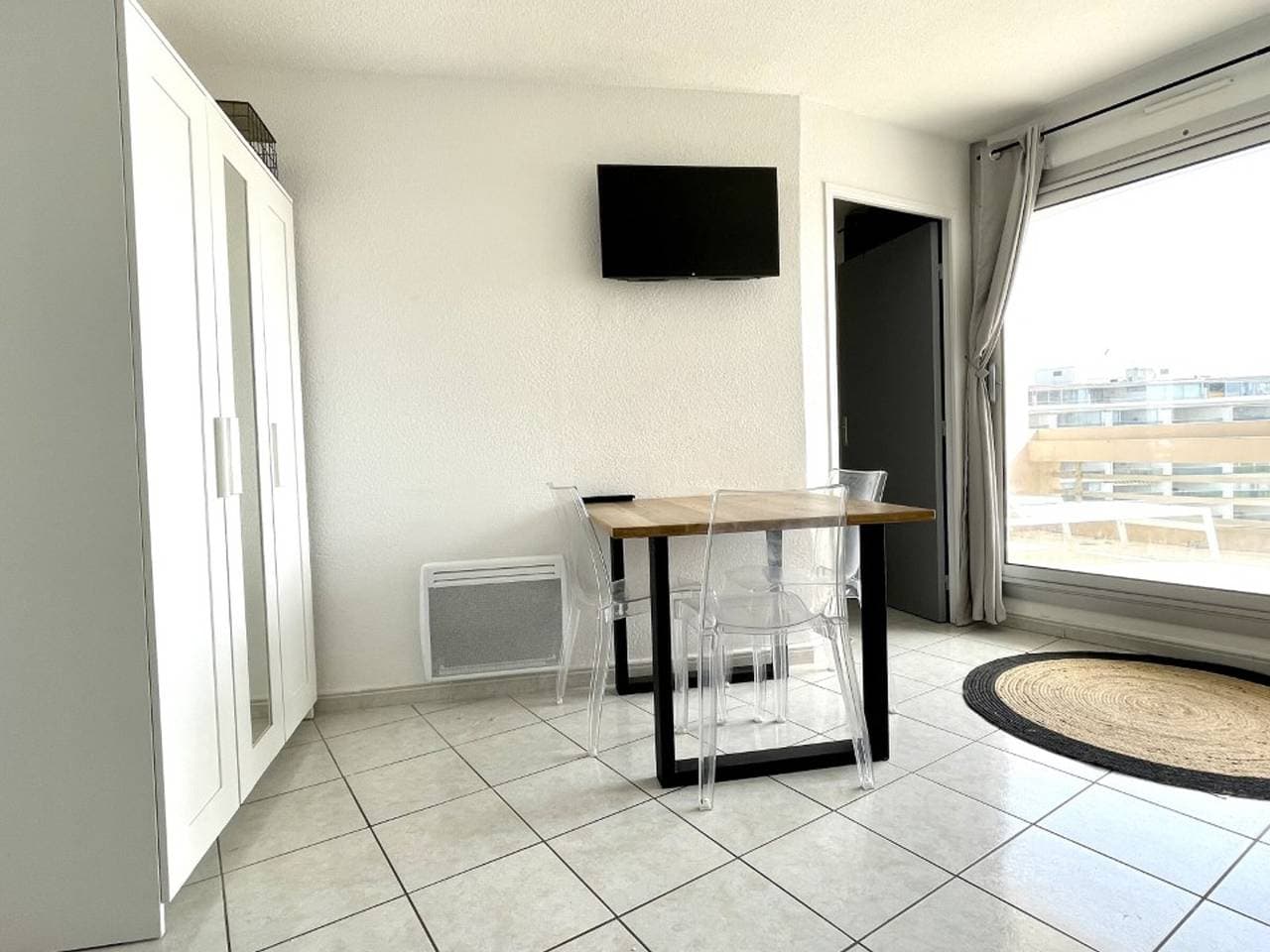 Foto 9 von 25: Renovierte Wohnung mit Gemeinschaftspool, 4 Betten, Klimaanlage, WLAN, Terrasse mit Meerblick