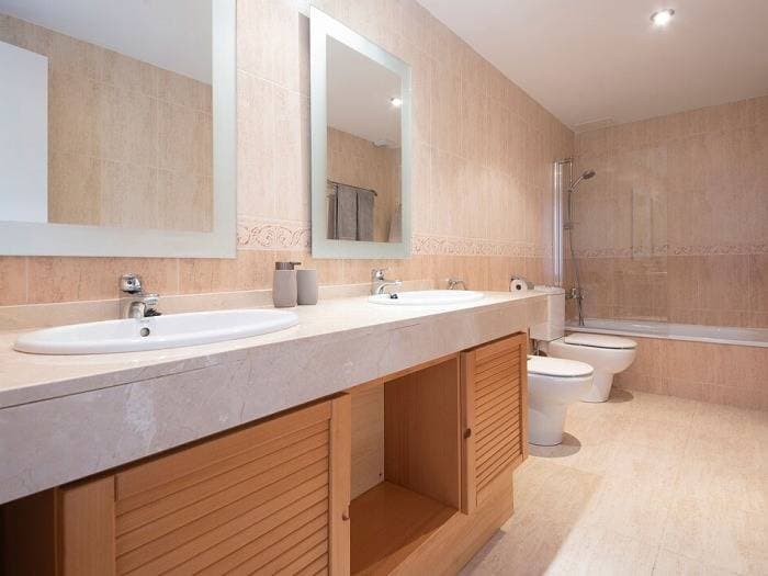Foto 10 von 44: Ferienhaus für 8 Personen mit Balkon