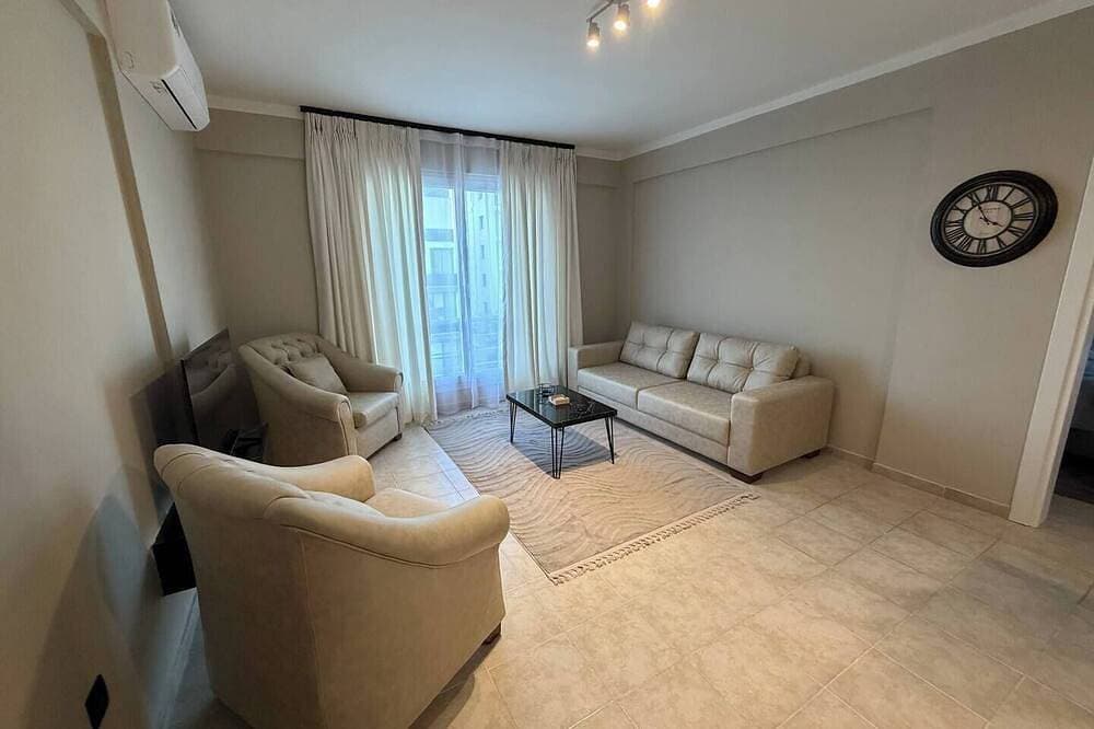 Foto 9 von 22: Pleasant Location 2Br Apt with Nice Views -- Keyifli Konumda Manzaralı 2+1 Daire