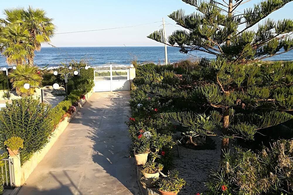 Foto 8 von 30: Villa mit Pool direkt am Meer, für diejenigen, die Ruhe und Privatsphäre lieben