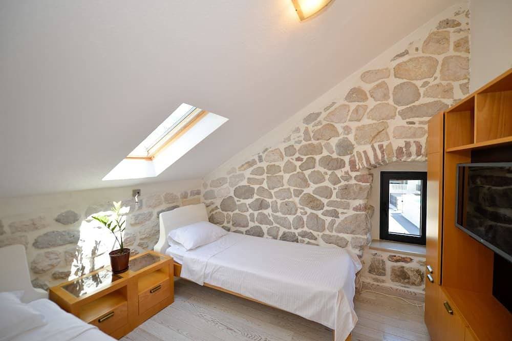 Foto 9 von 28: Waterfront Stone Home with Private Terrace & Direct Sea Access