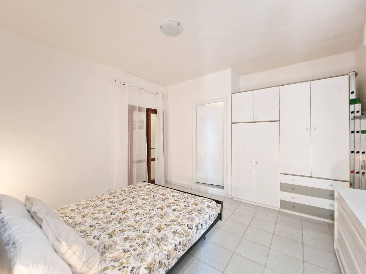 Foto 11 von 25: Ferienwohnung 'Trilocale Maestrale Beach' mit Meerblick, privater Terrasse & Klimaanlage