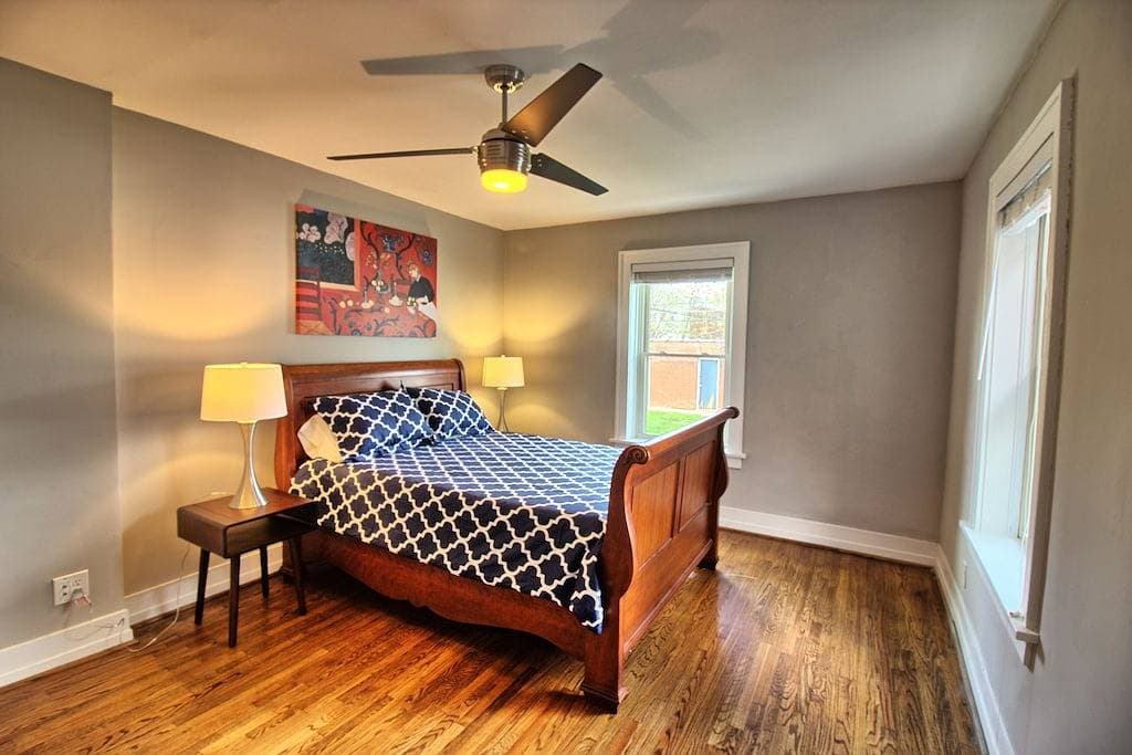 Foto 13 von 18: Elegant Minimalist Gem w/ Private backyard, W/D