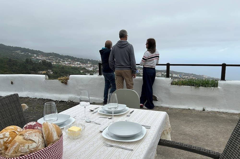 Cottage overlooking the Teide and the Atlantic Ocean 1