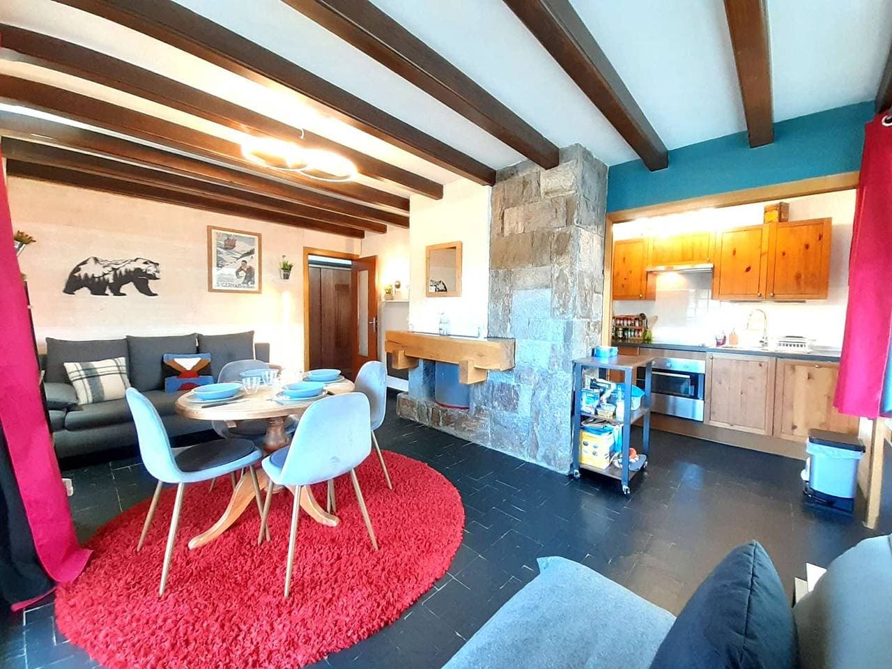 Foto 3 von 10: Spacious Studio, Sleeps 4 - Ski-In/Ski-Out, Balcony with Mountain Views, Fully Equipped Kitchen