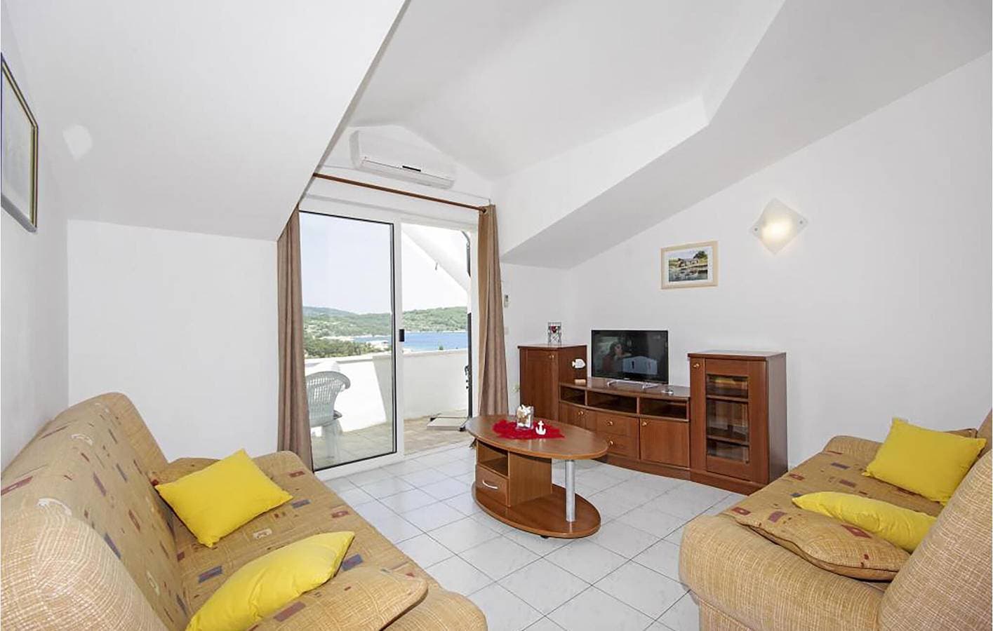 Foto 6 von 24: Apartment am Meer mit Terrasse, Parkplatz und Küche in Necujam