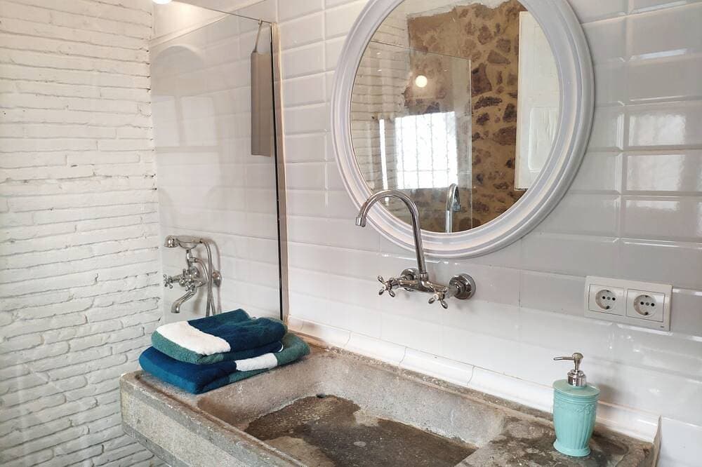 Foto 11 von 30: Loft Love, charming, cozy, comfortable, centrally located, king bed (2-4 pax).
