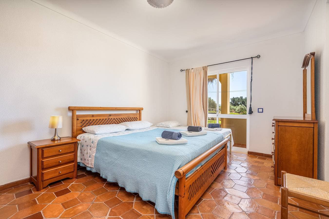 Foto 12 von 28: Ferienwohnung 'Casa verão Azul - Porches' mit Gemeinschaftspool, privater Terrasse und WLAN