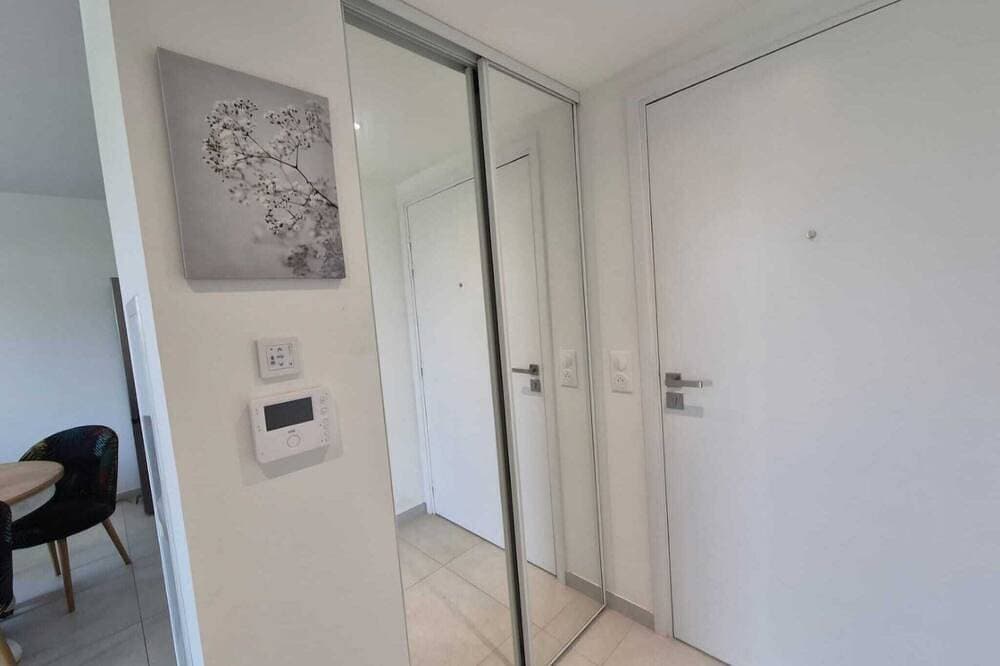 Foto 8 von 9: Modern, Brand-New Apartment with AC & Rooftop Pool – Walk to Beach & Port