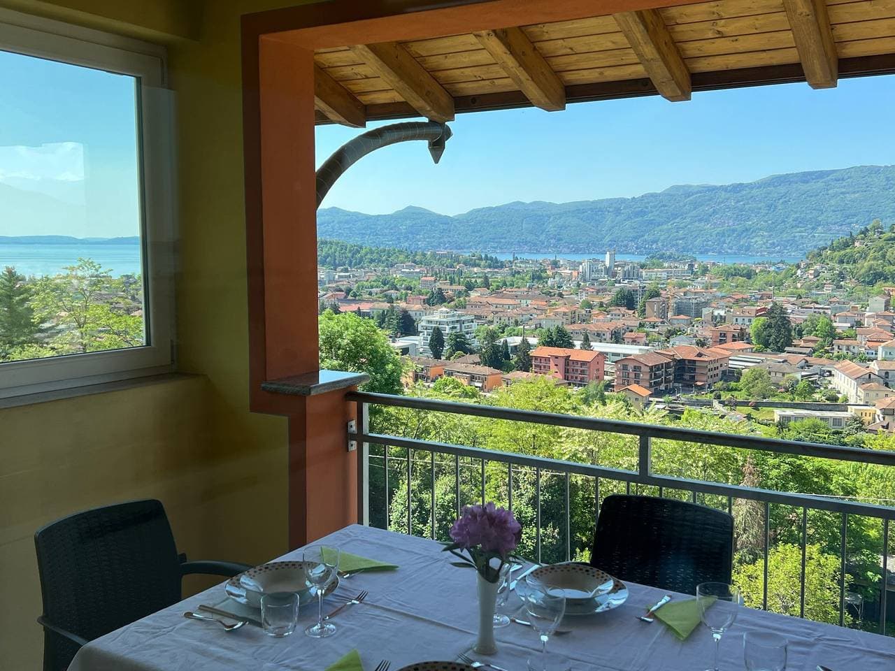 Foto 4 von 22: Penthouse Valentino with terrace lake view
