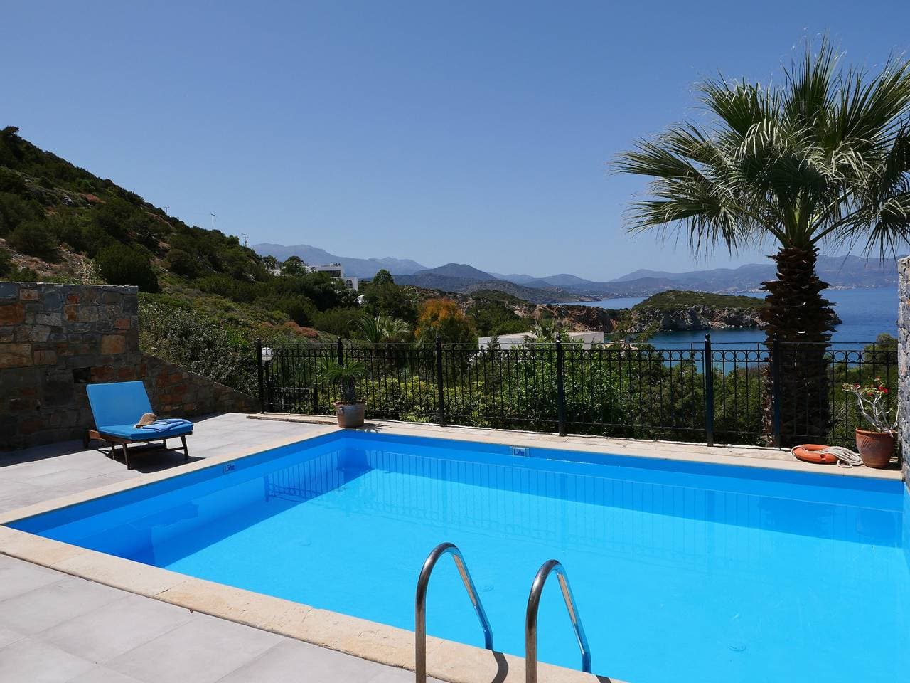 Villa mit einem Schlafzimmer und privatem Meerwasserpool! Nur 150 Meter vom Meer entfernt 1