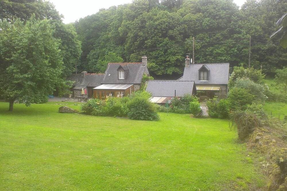 Traditional farmhouse, cottage and lodge, 2 acre garden and woods, 1