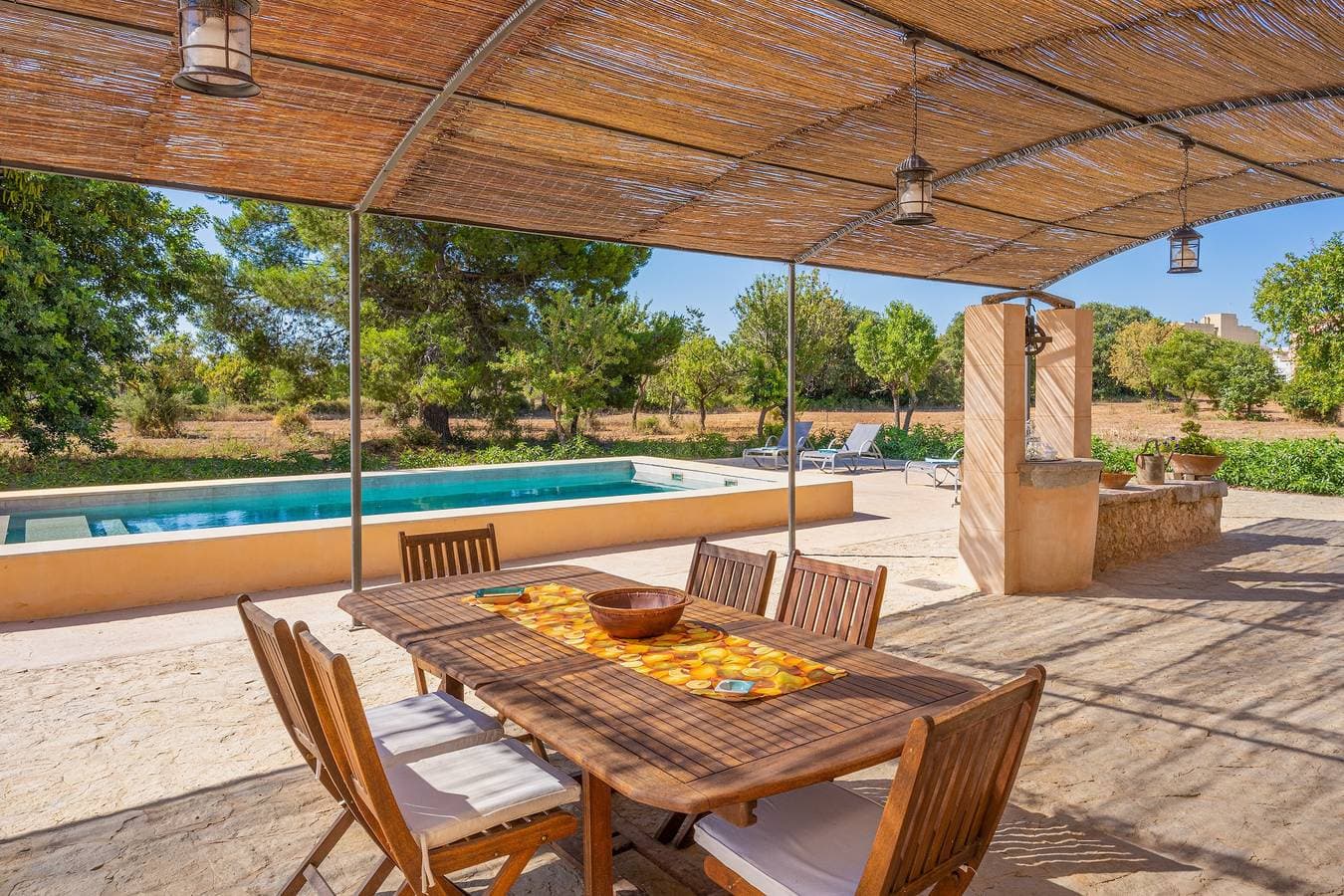 Foto 3 von 30: Ferienhaus Es Verger mit Bergblick, Pool, Garten und Terrasse