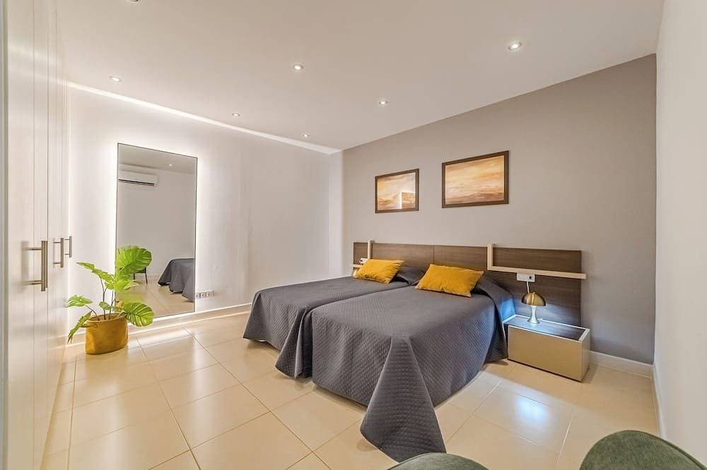 Foto 7 von 28: Moderne 5-Zimmer-Villa in El Duque, beheizter Pool, WLAN, nur 250 m vom Strand entfernt