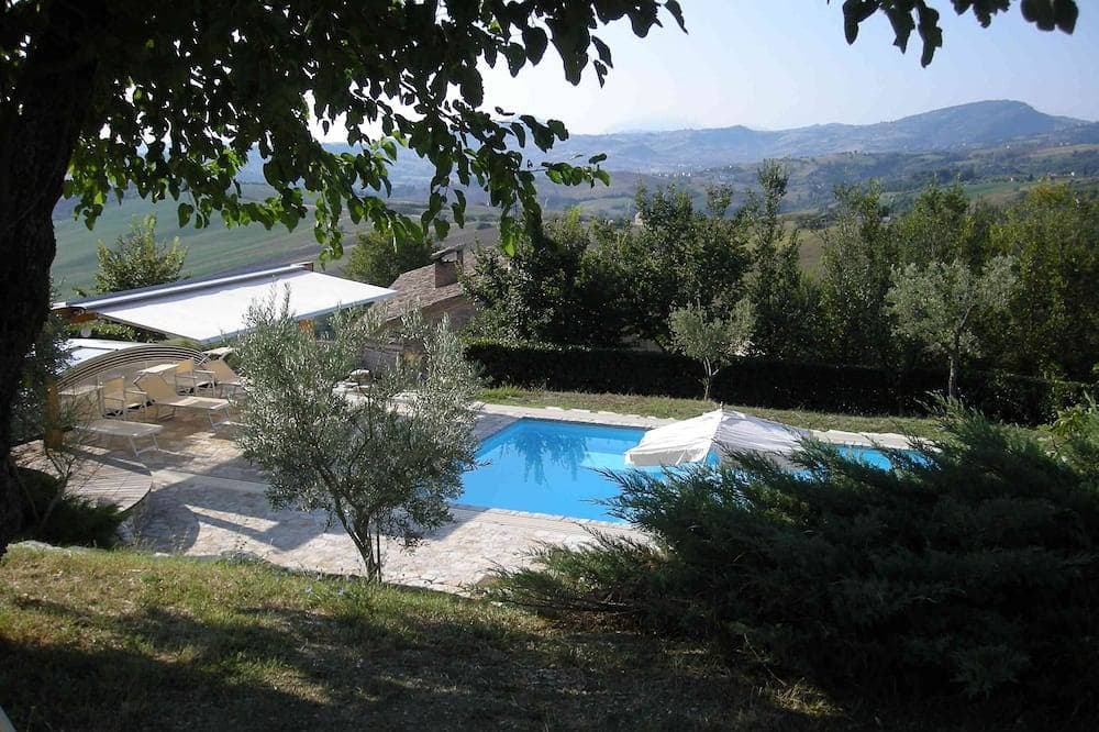 Villa mit Pool, nicht weit vom Meer, ruhig gelegen, mit herrlichem Ausblick 1