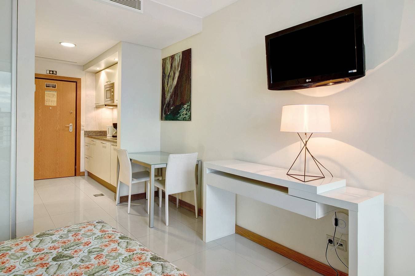 Foto 5 von 13: Apartment 'Dfm Happy Days F - Funchal' mit Balkon, WLAN und Klimaanlage