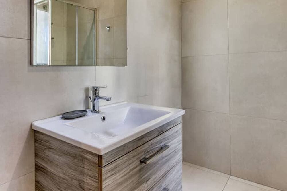 Foto 11 von 30: Lovely designer 3Br Apt w/Private Terrace with BBQ