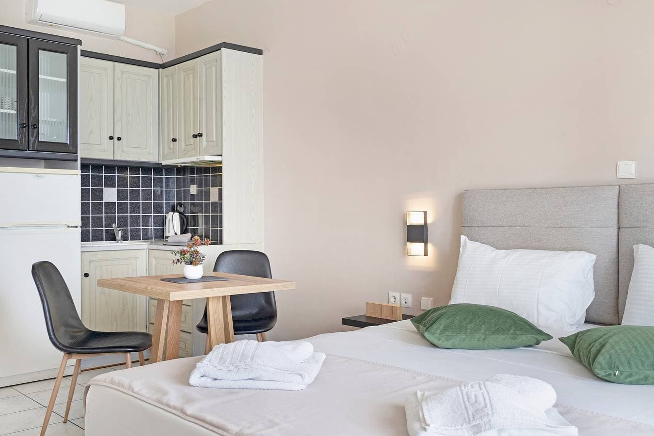 Foto 7 von 32: Ferienwohnung'Sunset Premium Studio B' mit Meerblick, Gemeinschaftspool und WLAN