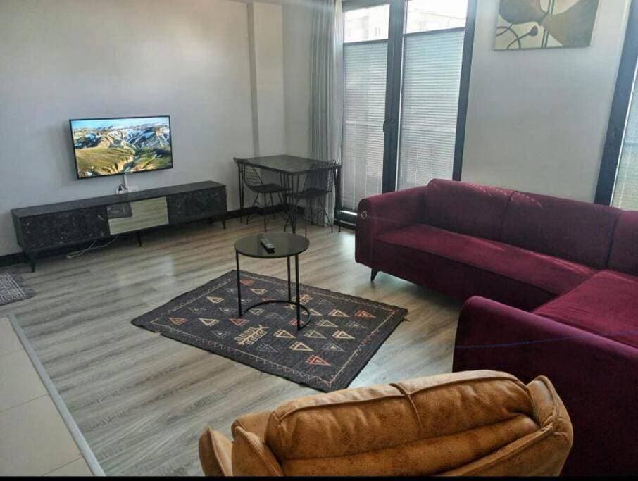 Beautiful Hill-side apartment. 1