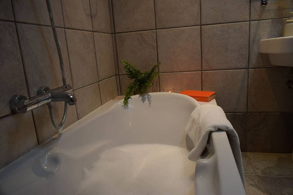 Foto 5 von 6: Mirabello | Skylight-Badewanne | Meerblick | Elounda