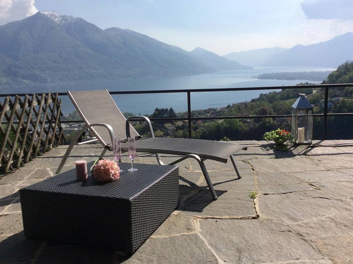 Sympathisches Ferienhaus mit grosser Terrasse, Panoramablick und Ganztagssonne 1