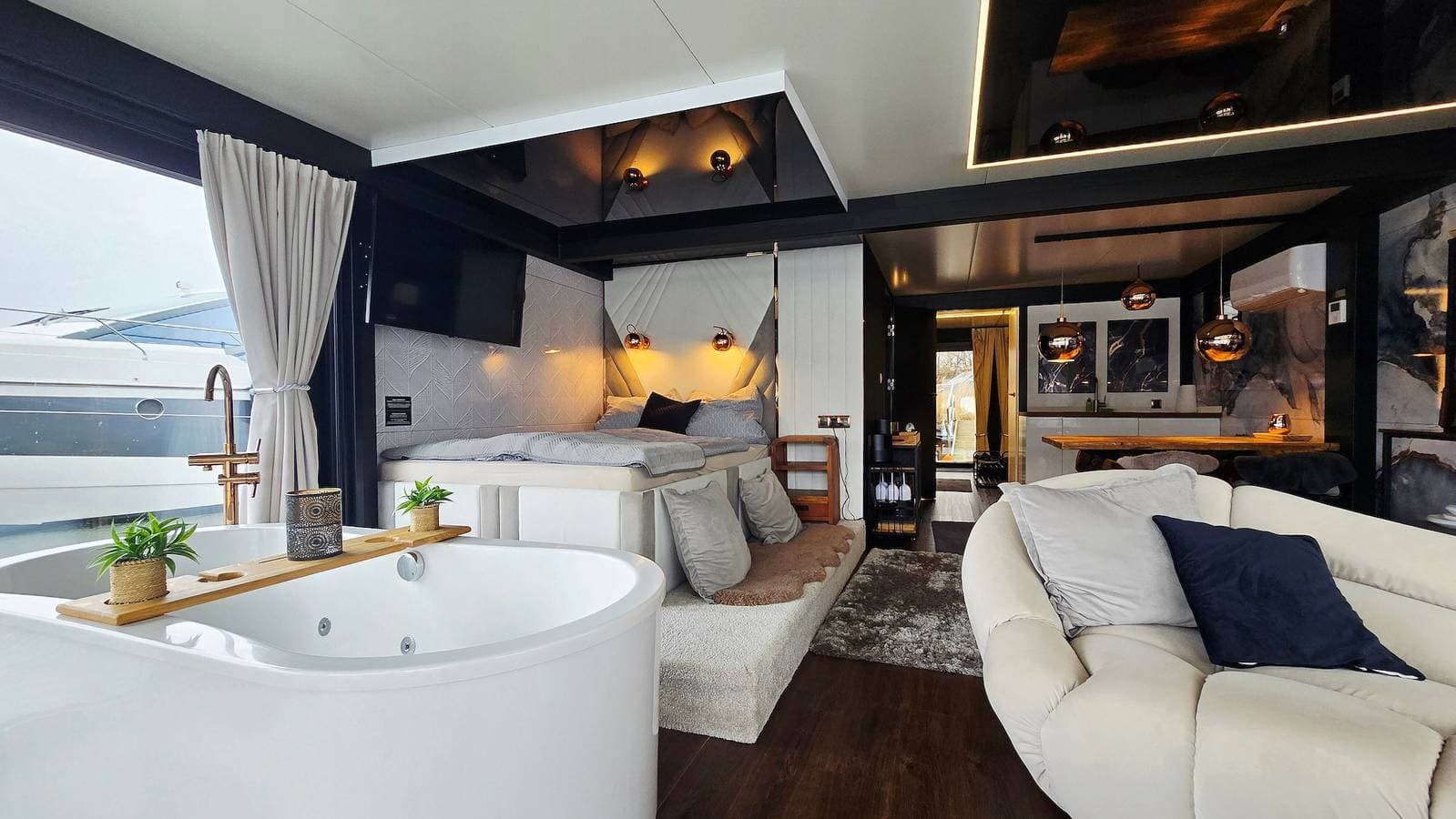 Foto 11 von 42: Hausboot 'Hafensuite Rügen' mit WLAN