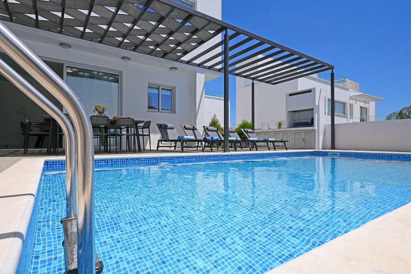 Foto 11 von 38: Villa für 7 Personen mit Balkon
