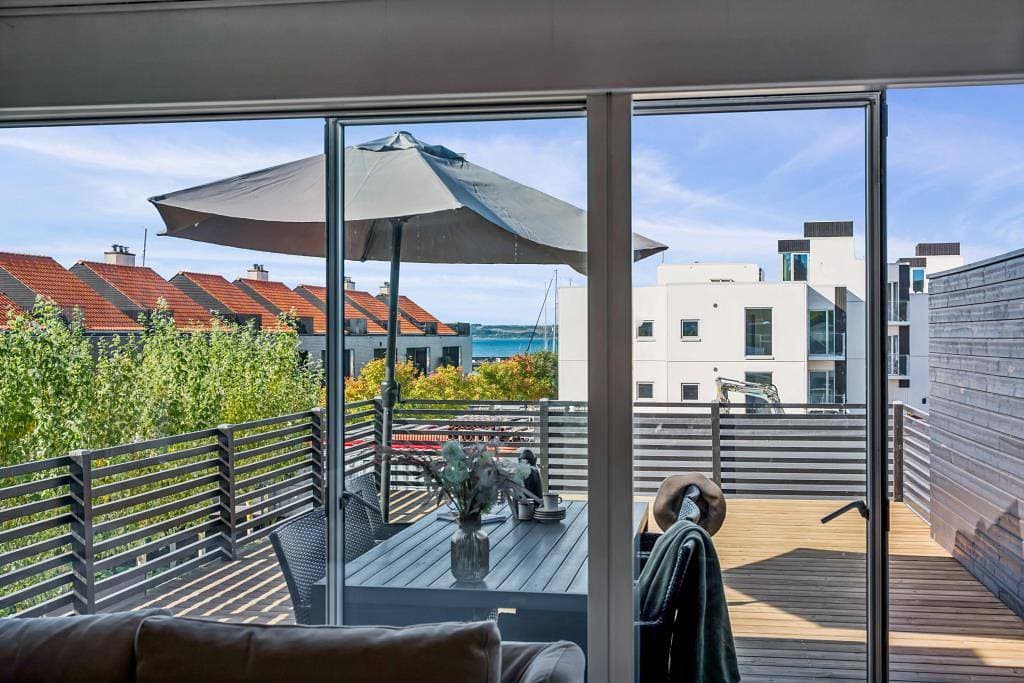 Zentral gelegene Stadtwohnung am Hafen von Ebeltoft mit Aussicht vom Wohnzimmer und der Dachterrasse 1