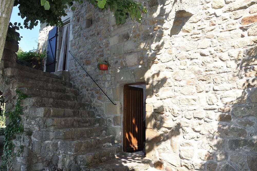 Wunderschön gelegenes authentisches Ferienhaus aus Naturstein mit kleinem Pool 1