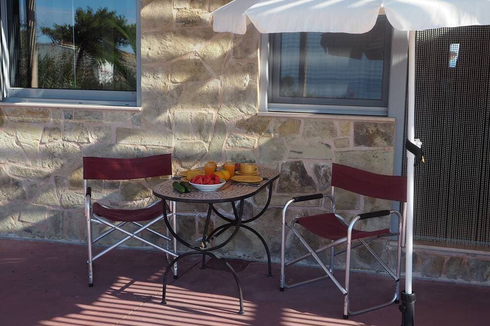 Foto 13 von 29: Villa-Studio in Ferma mit Meerblick, stilvoll, Strandnaehe, Terrasse, Garten