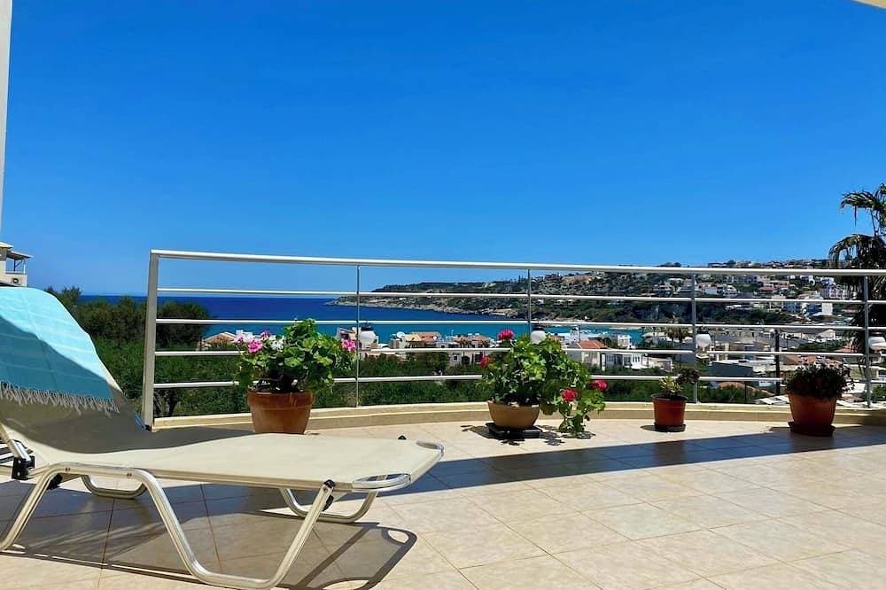 Geräumige Villa-Ferienwohnung mit Swimmingpool und wunderschönem Meerblick 1
