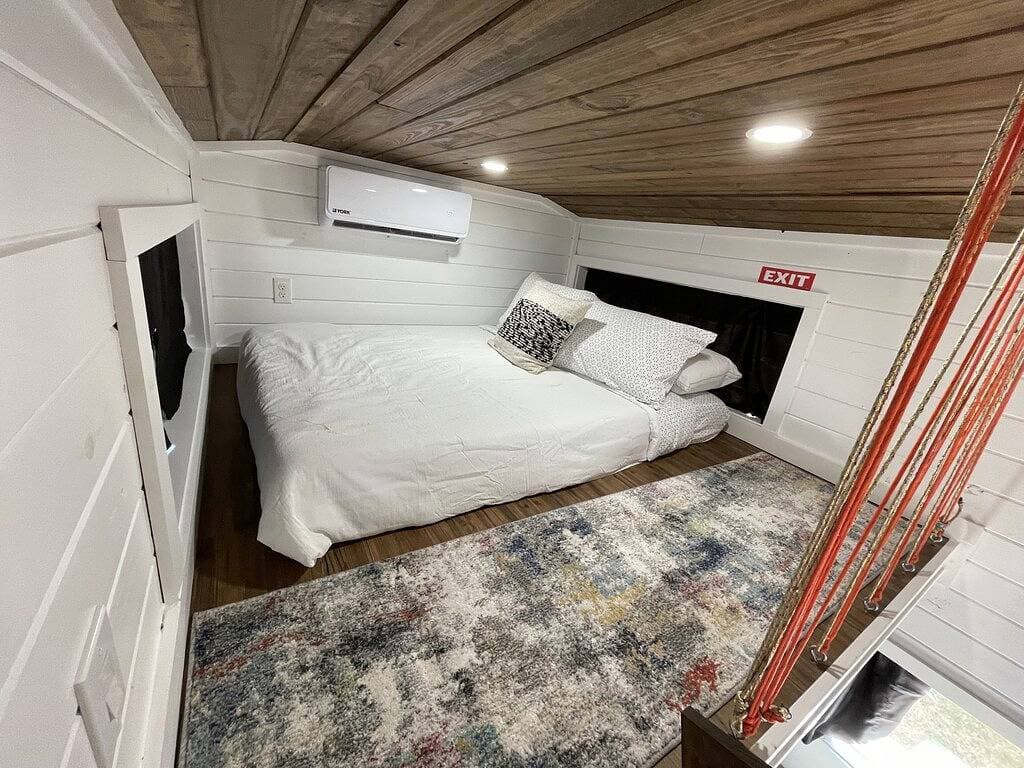 Foto 7 von 15: Houston Tiny Home New, Tx Monthly Magazine Builder