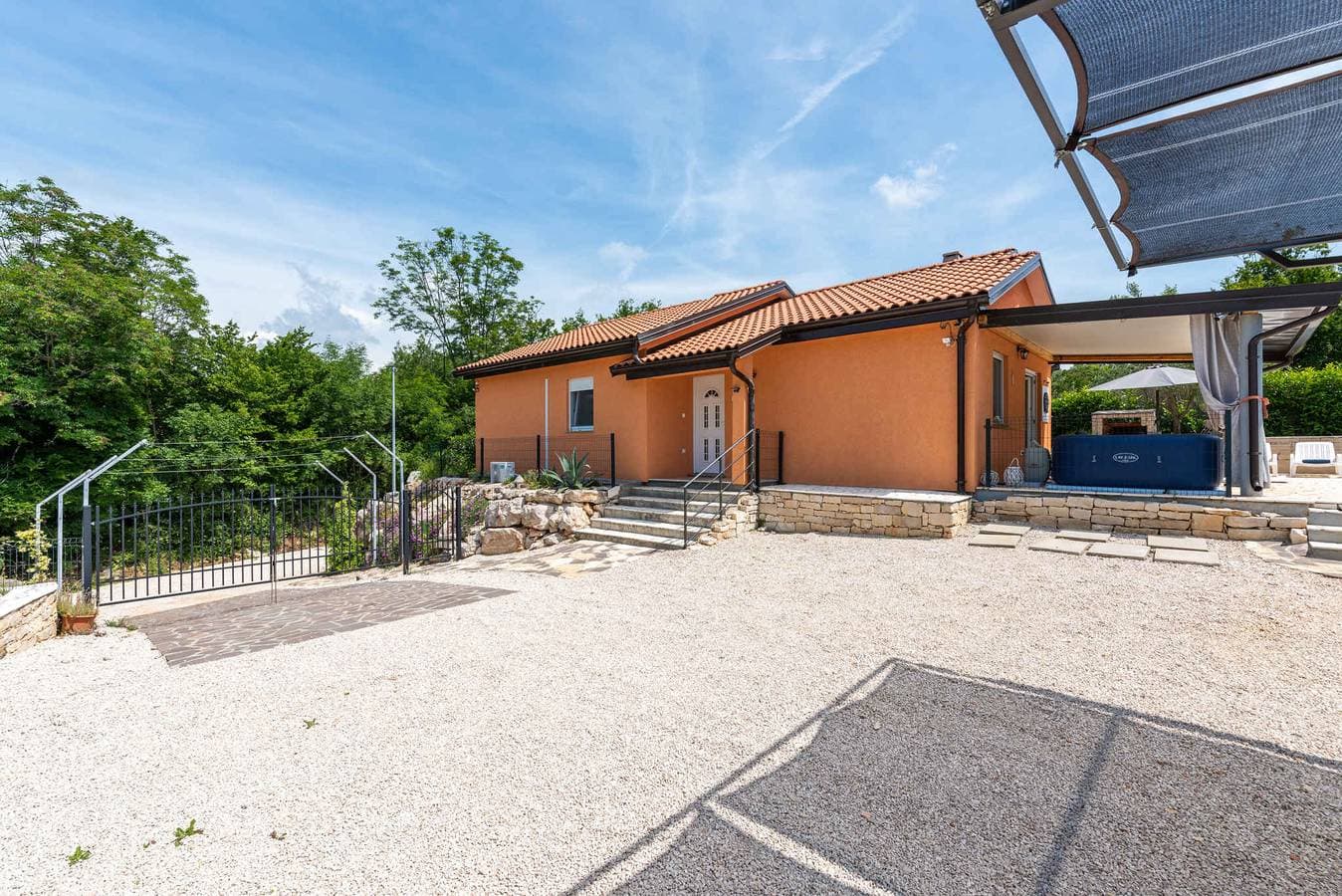 Foto 10 von 40: Villa mit großem Pool und Jacuzzi