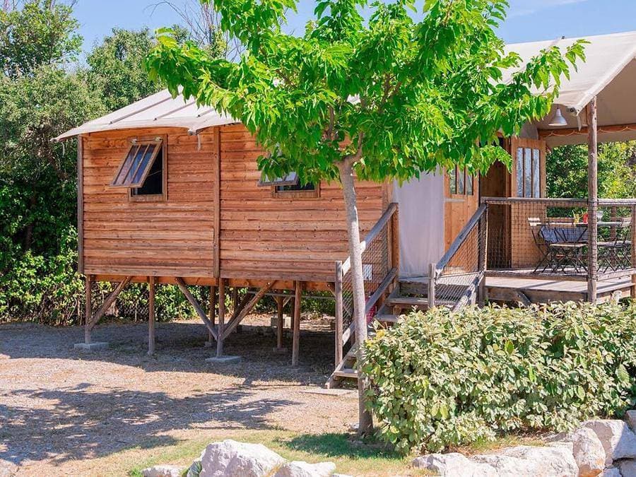 Foto 12 von 37: Flower Camping Provence Vallée - Unterkunft 2 personen - Coco Sweet 12m² 1 Zimmer (ohne Sanitäranlagen)