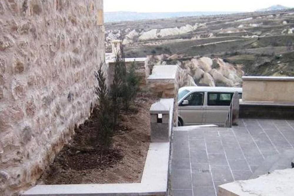 Foto 6 von 15: Cave accommodation in Cappadocia with stunning views over valleys and Mt. Argeus
