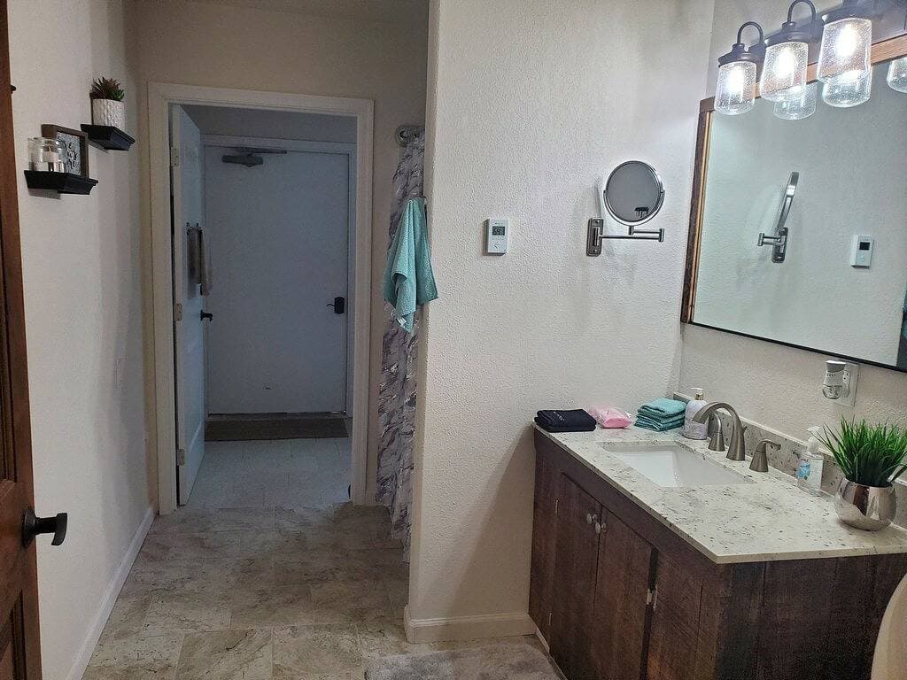 Foto 2 von 16: Main floor studio well-furnished room.  Unit 2 with bath/shower bidet toilet