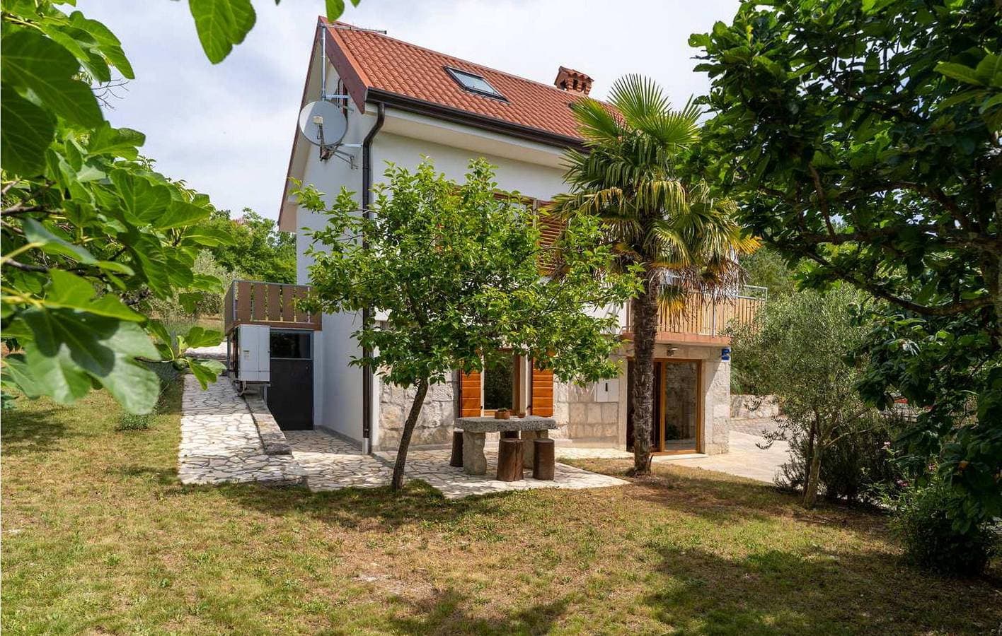 Geräumige 2-Zimmer-Wohnung mit Pool, Terrasse und WLAN in der Nähe des Flusses Mirna 1