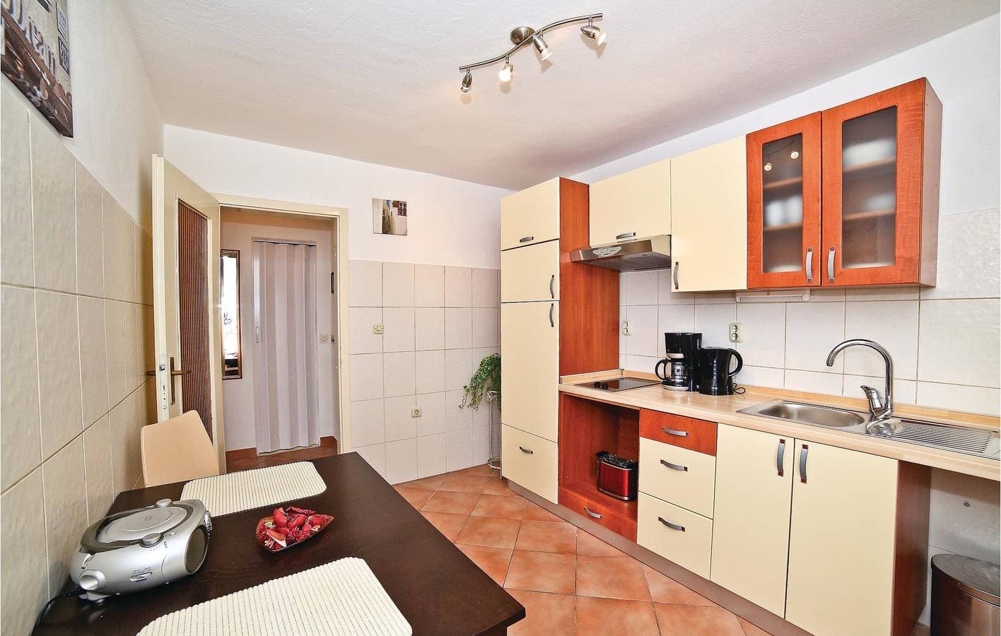 Foto 9 von 19: Gemütliche Ferienwohnung mit Terrasse, Parkplatz und WLAN in der Nähe des Strandes Uvala Bočići