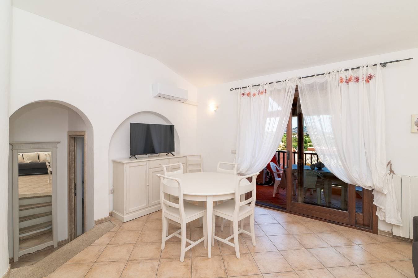 Foto 7 von 25: Ferienwohnung 'Tavolara Porto San Paolo E2' mit Meerblick, Gemeinschaftspool und Klimaanlage