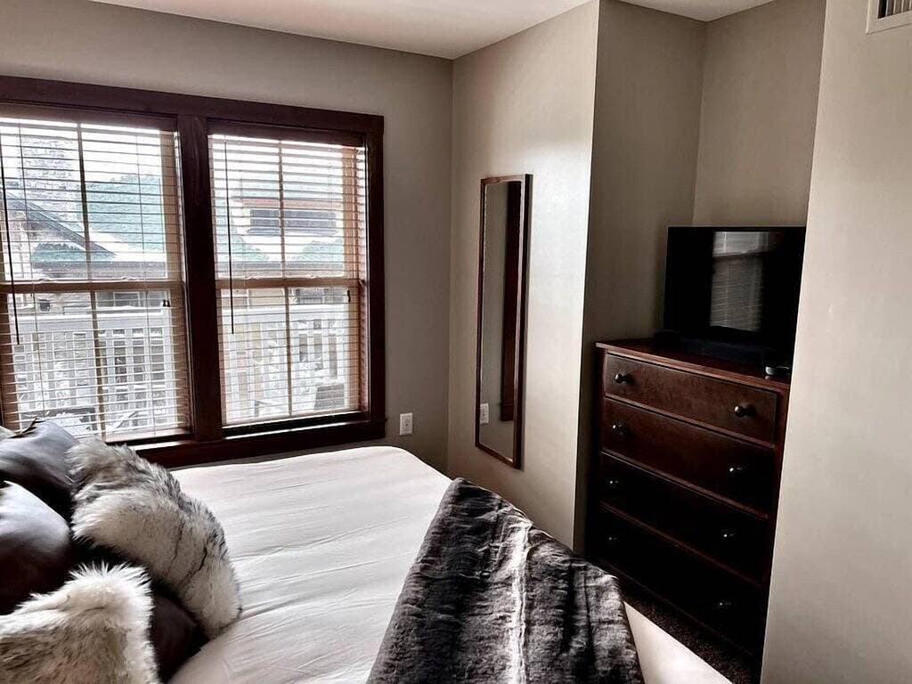Foto 9 von 20: King Bed Slope Side Retreat in Village Central