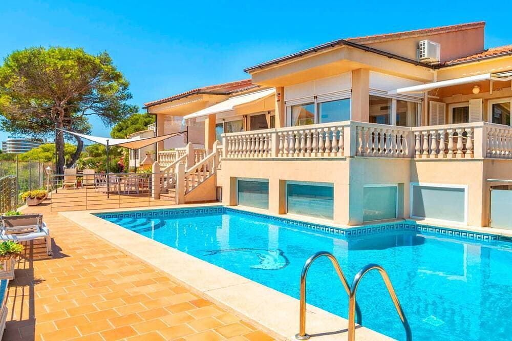 Schönes Haus in Portocolom mit privatem Swimmingpool, der sowohl drinnen als. 1