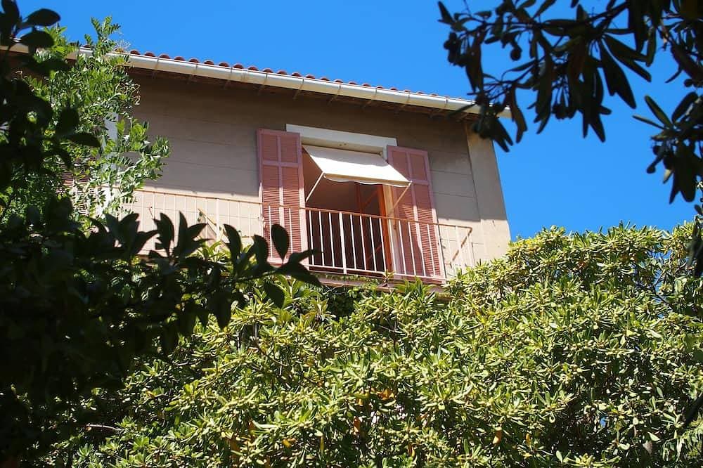Foto 5 von 16: Ein Balkon über dem Meer. Ein Raum in der Stadt